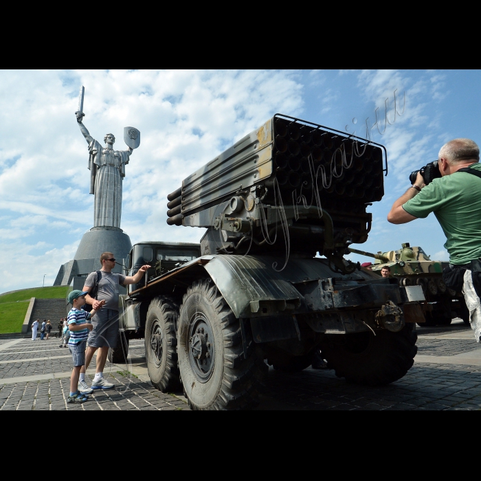 КИЇВ. На території музею Великої Вітчизняної війни відкрилась  виставка  зброї, військової техніки, вилученою  у членів незаконних збройних формувань під час АТО на сході України. Зокрема, на огляд всіх бажаючих представлені різні модифікації РПГ, протипіхотні міни, ПЗРК, БМ-21 